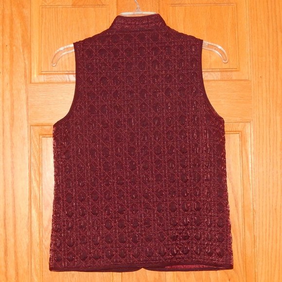 New Chico's 0 Small Dark Red Burgundy Lightly Quilted Snap Vest Jacket - Picture 2 of 5